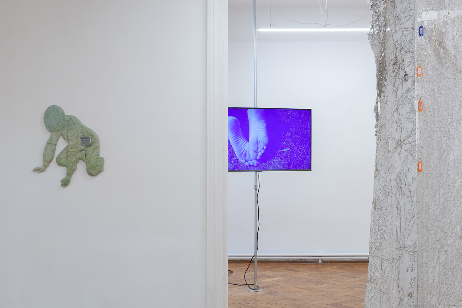 Ellie Hunter, Intuitive Anatomies II, 2022. Aqua resin and cast aluminum; Ellie Hunter, The Hurting Kind, 2022. HD video with sound, 9:44; Anastasia Sosunova, Map of Tenderness, 2022. Vinyl banner, spray paint, digital print on paper, plastic, aluminum, steel. Exhibition view, Loggia. Photo: Flavio Palasciano.